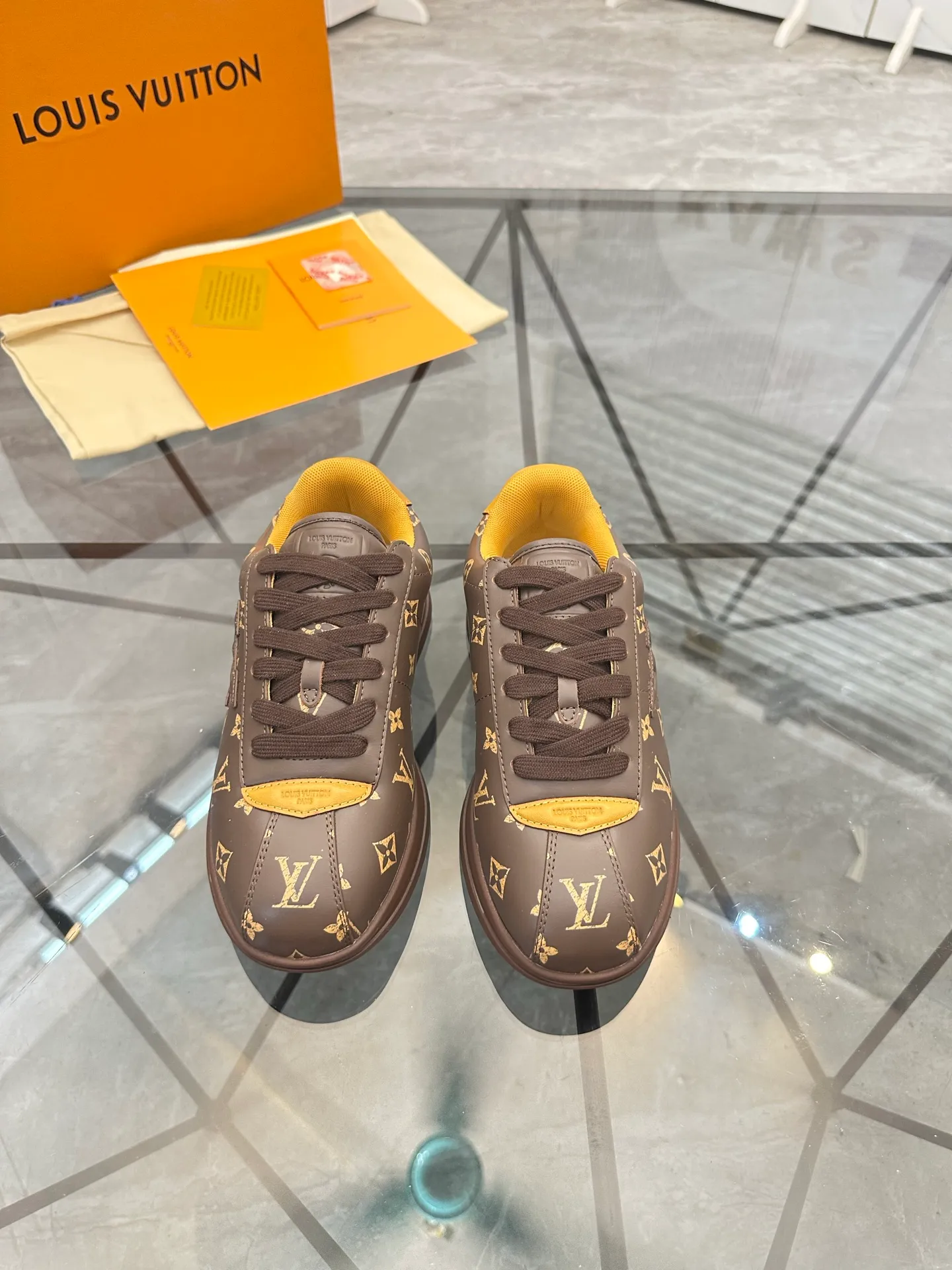 Men's shoes: 💰P700¥ Top quality Product trademark: LV* "Louis Vuitton*" low-top casual shoes Regular size: 35-45 (can be customized to 46) Couple style Product materials: Imported cowhide upper, breathable lining, original outsole. Number: two